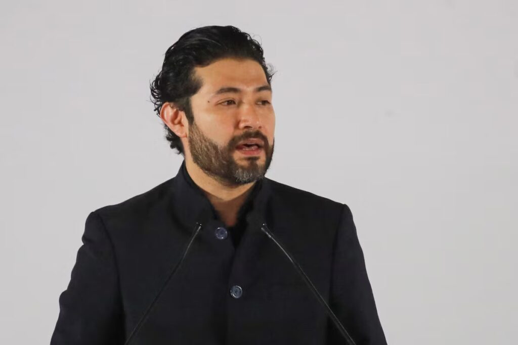 El Secretario de Trabajo de México, Marath Bolanos, habla después del anuncio de que continuará como Secretario de Trabajo en el gabinete de la presidenta electa de México, Claudia Sheinbaum, en la Ciudad de México.