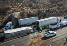 Aparatoso accidente; tráiler vuelca en la carretera Tijuana-Mexicali y colapsa el tráfico