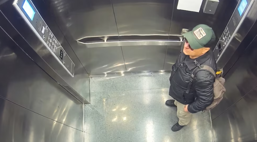 El sujeto fue captado con gorra y mochila dentro de un ascensor