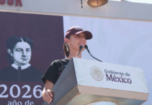 Sheinbaum llega a BCS entre protestas y anuncia nuevas obras e inversiones