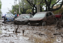 Aluvión arrastra vehículos en Las Condes y obliga a declarar zona de catástrofe en Santiago de Chile
